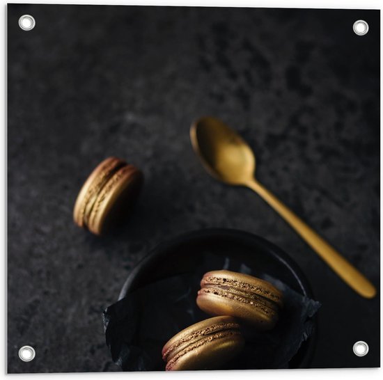 Tuinposter – Gouden Macarons en Lepel - 50x50cm Foto op Tuinposter  (wanddecoratie voor buiten en binnen)