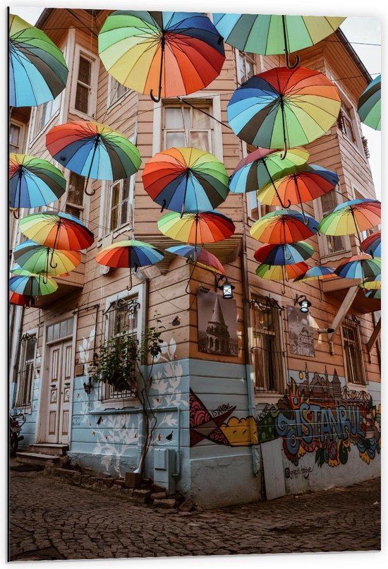 Dibond - Gekleurde Parapluutjes in Stad - 60x90cm Foto op Aluminium (Met Ophangsysteem)