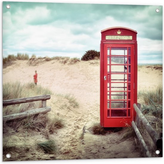 Tuinposter – Rode Telefooncel op het Strand - 80x80cm Foto op Tuinposter  (wanddecoratie voor buiten en binnen)