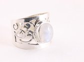 Opengewerkte zilveren ring met regenboog maansteen - maat 18