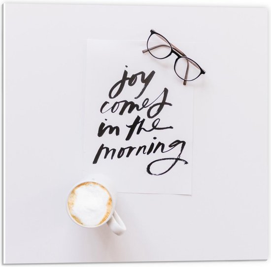 Forex - Koffie en een Bril Met Tekst : Joy Comes In The Morning - 50x50cm Foto op Forex