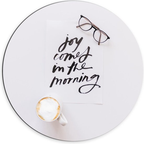 Dibond Wandcirkel - Koffie en een Bril Met Tekst : Joy Comes In The Morning - 70x70cm Foto op Aluminium Wandcirkel (met ophangsysteem)