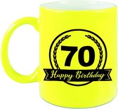Happy Birthday 70 years cadeau mok / beker met wimpel - 330 ml - neon geel - verjaardag