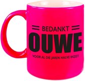 Bedankt ouwe voor de halve inzet pensioen mok / beker neon roze afscheidscadeau 330 ml