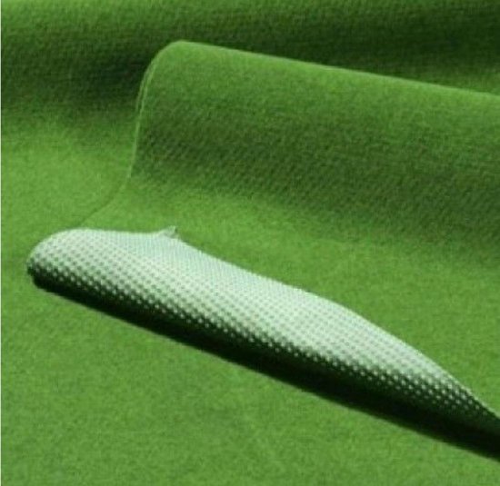 Gazon artificiel vert avec un dessous clouté.