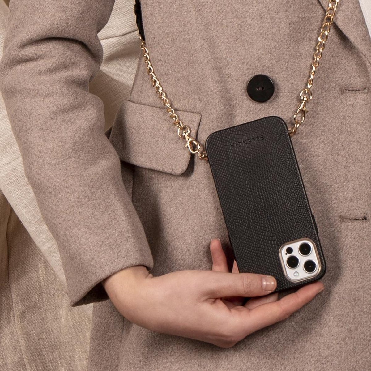 Selencia Aina Slang Hoesje met koord voor de iPhone 12 Pro Max Zwart