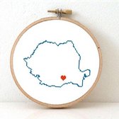 Romania borduurpakket  - geprint telpatroon om een kaart van Roemenië te borduren met een hart voor Boekarest  - geschikt voor een beginner
