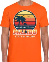 Malibu zomer t-shirt / shirt What happens in Malibu stays in Malibu voor heren - oranje - Malibu party / vakantie outfit / kleding/ feest shirt XL