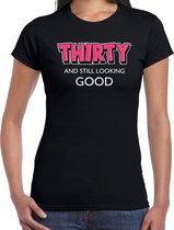 Thirty and still looking good / 30 jaar cadeau t-shirt / shirt - zwart met witte en roze letters - voor dames -  Verjaardag cadeau L