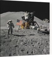 Astronaut salutes beside U.S. flag (maanlanding) - Foto op Canvas - 100 x 100 cm