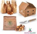 Bovenaanzicht van bruine papieren zakken met plantuien, een kartonnen doos met het logo 'Dutch-Bulbs', en een tuinschep.