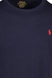 Close-up van het donkerblauwe Polo Ralph Lauren T-shirt met rood geborduurd logo en label.