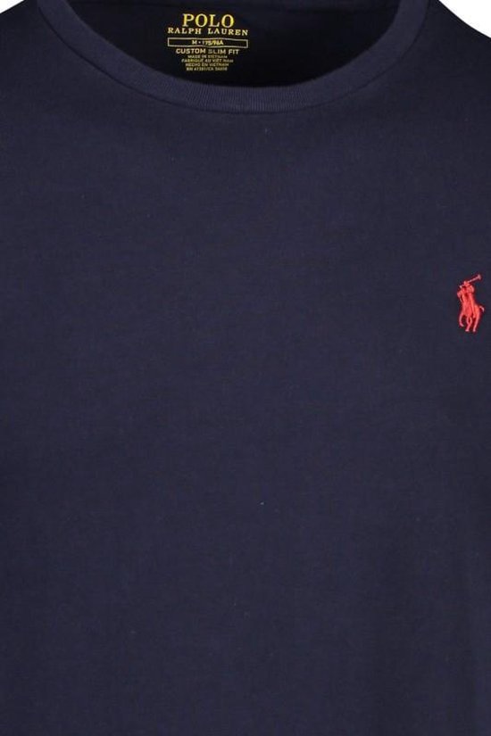 Close-up van het donkerblauwe Polo Ralph Lauren T-shirt met rood geborduurd logo en label.