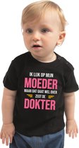 Ik lijk op mijn moeder maar dat gaat wel over zegt de dokter cadeau t-shirt zwart voor baby - unisex - jongens / meisjes 62 (1-3 maanden)