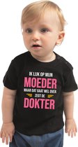 Ik lijk op mijn moeder maar dat gaat wel over zegt de dokter cadeau t-shirt zwart voor baby - unisex - jongens / meisjes 62