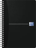 Zwart Oxford spiraalnotitieboek met deksel met fijne horizontale lijntjes, een witte horizontale streep en het Oxford-logo.