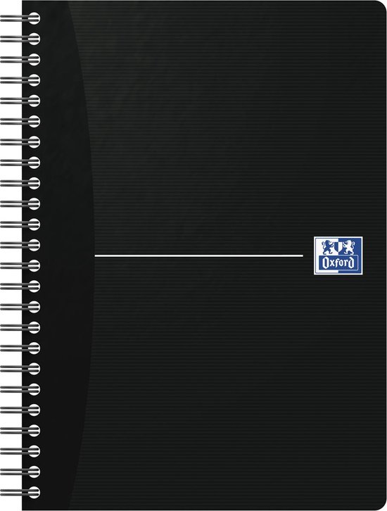 Zwart Oxford spiraalnotitieboek met deksel met fijne horizontale lijntjes, een witte horizontale streep en het Oxford-logo.