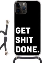 Geschikt voorApple Iphone 14 Pro Max - Crossbody Case - Quotes - Spreuken - Get shit done - Siliconen - Crossbody - Backcover met Koord - Telefoonhoesje met koord - Hoesje met touw