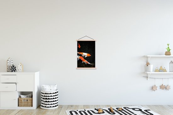 Affiche d'école de carpe koi dans un étang noir peu profond lattes plates vierges 40x60 cm - Tirage photo sur affiche textielposter (décoration murale salon / chambre)