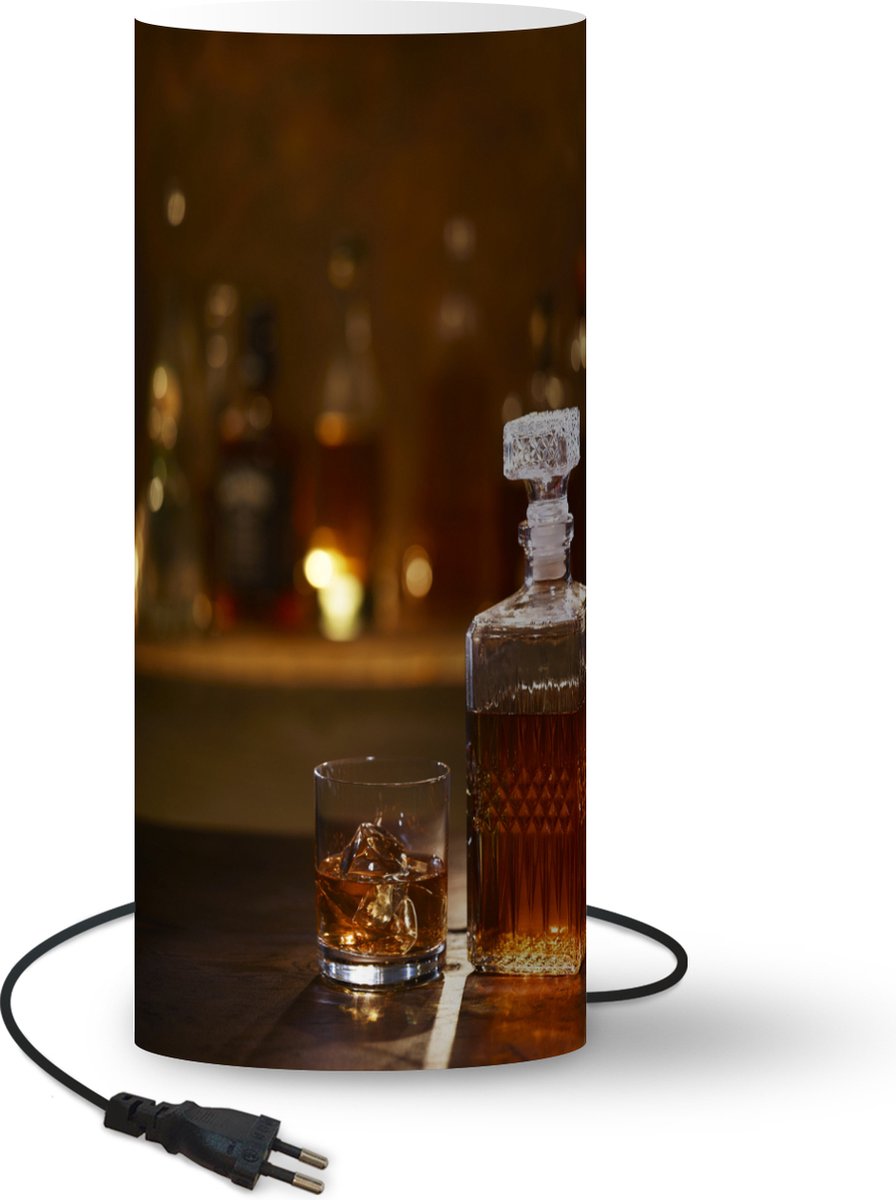 Lamp - Nachtlampje - Tafellamp slaapkamer - Een fles whiskey op een bar - 54 cm hoog - Ø22.9 cm - Inclusief LED lamp