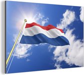 Wanddecoratie Metaal - Aluminium Schilderij Industrieel - De vlag van Nederland wappert in de lucht - 150x100 cm - Dibond - Foto op aluminium - Industriële muurdecoratie - Voor de woonkamer/slaapkamer