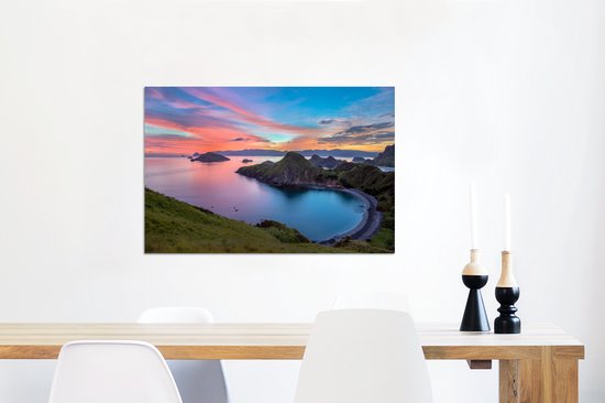 Wanddecoratie Metaal - Aluminium Schilderij Industrieel - Baai in het nationaal park Komodo in Indonesië - 60x40 cm - Dibond - Foto op aluminium - Industriële muurdecoratie - Voor de woonkamer/slaapkamer