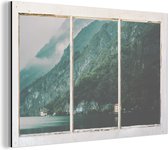 Wanddecoratie Metaal - Aluminium Schilderij Industrieel - Doorkijk - Berg - Mist - 60x40 cm - Dibond - Foto op aluminium - Industriële muurdecoratie - Voor de woonkamer/slaapkamer