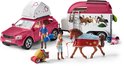 Roze auto met paardentrailer, paard, twee figuren en kampeeraccessoires.