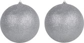 2x Zilveren grote decoratie glitter kerstballen 25 cm - hangdecoratie / boomversiering glitter kerstballen