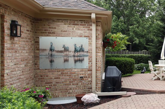Tuinposter 120x80 cm - Tuindecoratie Wilde witte paarden galopperen door het water in Camargue - Poster voor in de tuin - Buiten decoratie - Schutting tuinschilderij - Tuindoek muurdecoratie - Wanddecoratie balkondoek