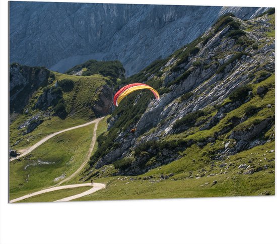 WallClassics - Dibond - Paraglidend door de Bergen en Natuur - 100x75 cm Foto op Aluminium (Wanddecoratie van metaal)