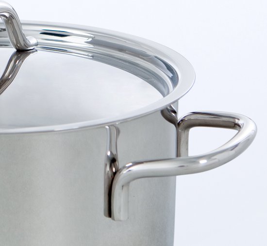 Close-up van de bovenkant van een roestvrijstalen kookpan met glimmend deksel en handvat.