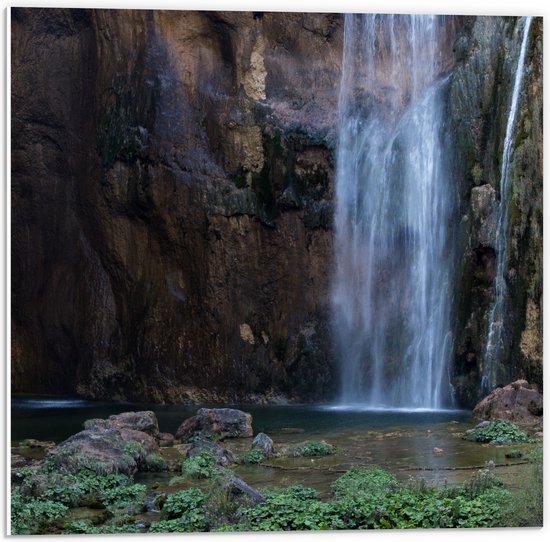 WallClassics - PVC Schuimplaat - Waterval bij Berg met Plantjes - 50x50 cm Foto op PVC Schuimplaat (Met Ophangsysteem)