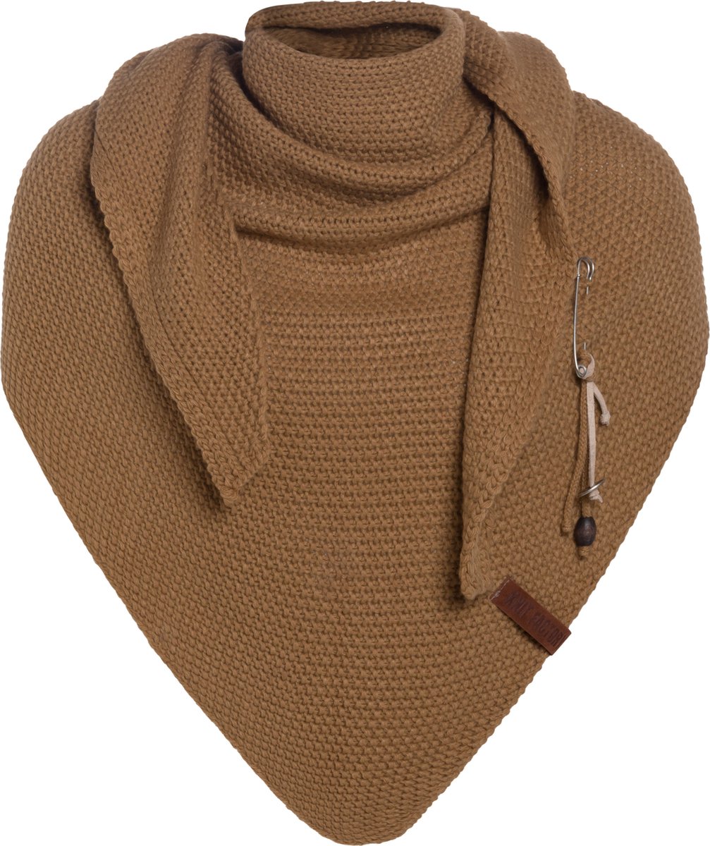 Knit Factory Coco Gebreide Omslagdoek - Driehoek Sjaal Dames - Dames sjaal - Wintersjaal - Stola - Wollen sjaal - Bruine sjaal - New Camel - 190x85 cm - Inclusief sierspeld