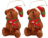 2x Kersthangers knuffelbeertjes bruin met rode sjaal en muts 7 cm - Kerstboomversiering ornamenten