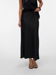 Jupe longue noire en satin avec détails en dentelle à la ceinture, portée avec des sandales.