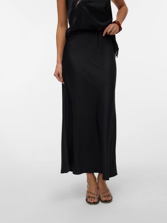 Jupe longue noire en satin avec détails en dentelle à la ceinture, portée avec des sandales.