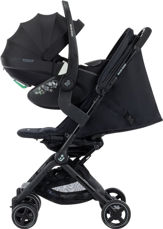 Zwarte buggy met Maxi-Cosi baby autostoel erop, in zij-aanzicht.