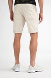 Achterkant van een beige korte broek met opgerolde zoom.
