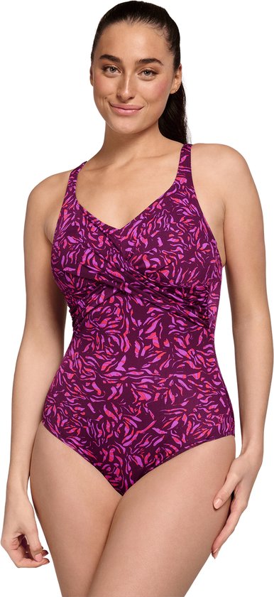Model in paars badpak met roze en paarse abstracte print, kruislingse plooiing aan de voorkant.