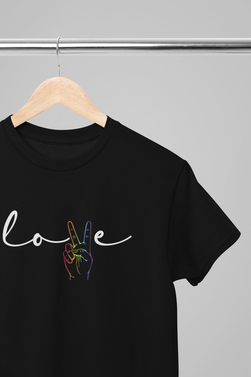 Pride shirt - Peace and love - Wurban Wear | Gay pride | Pride kleding | Regenboog kleding | Pride | Pride vlag | Regenboog vlag | Regenboog | LGBTQ | LHBTI | Liefde | Transgender | Crossdresser | Amsterdam | Rainbow | lgbt shirt | Zwart