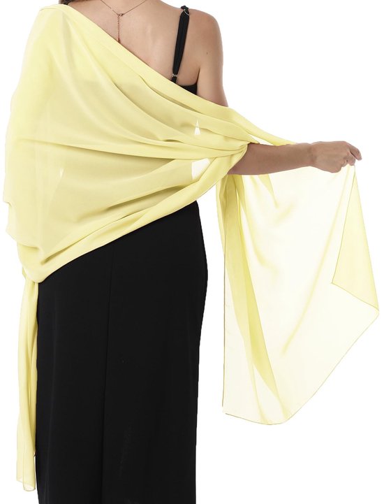 Écharpe en mousseline jaune pâle drapée autour d'une femme portant une robe noire. L'écharpe est fluide et légèrement transparente.