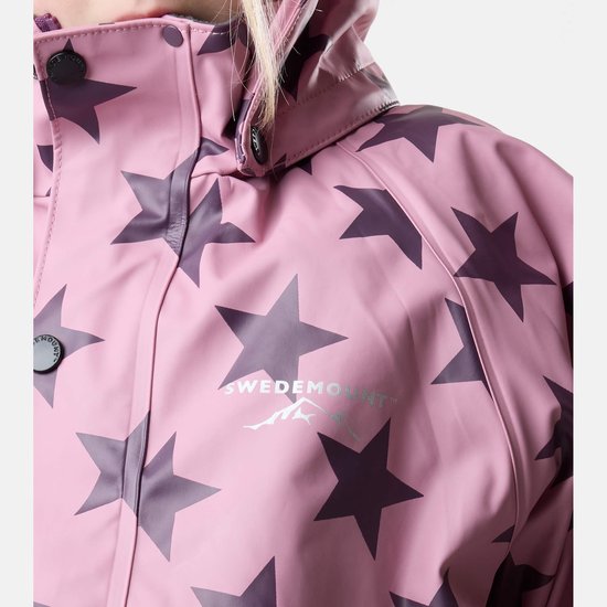 Paarse regenjas met donkerpaarse sterrenprint. Met capuchon en reflecterende details met het Swedemount logo.
