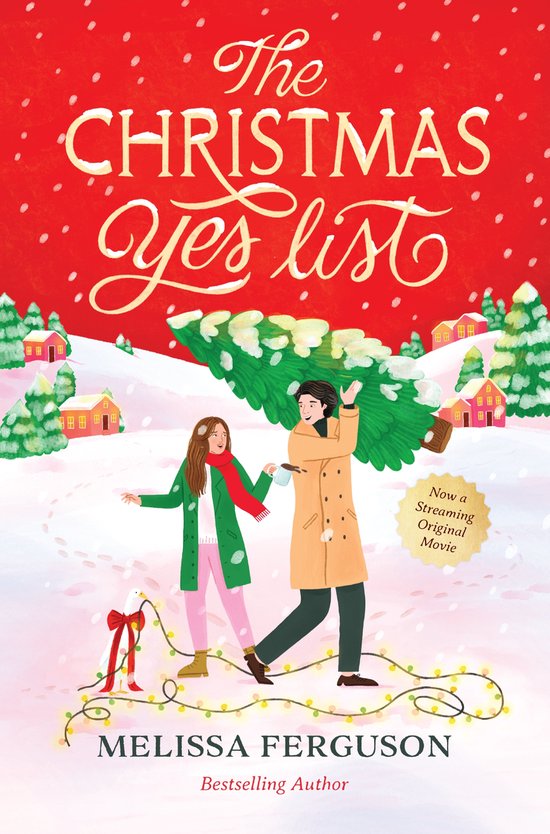 Boekcover van 'The Christmas Yes List' met een koppel dat een kerstboom draagt, besneeuwde huizen en kerstlichtjes. Nu een streaming originele film.