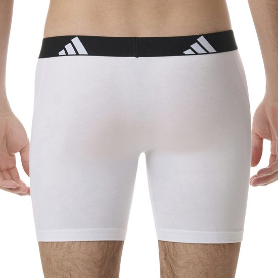 Wit boxerhort met zwarte band met witte Adidas logo's, vanaf de achterkant gezien, gedragen door een model.