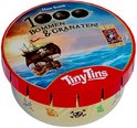 Ronde blikken doos van Tiny Tins met piratenschip op zee. Tekst: 1000 Bommen & Granaten, Haim Shafir, Tiny Tins.
