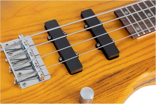 Close-up van de brug, elementen en knoppen van een korte gele elektrische basgitaar met houten nerf.