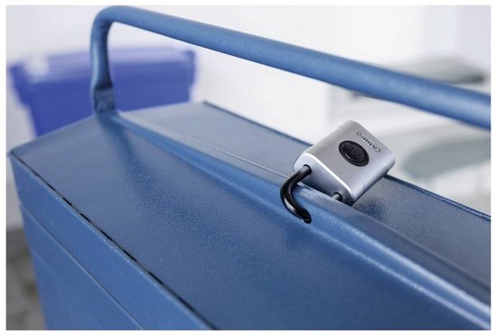 Zilverkleurig beugelslot met zwarte beugel aan een blauwe gereedschapskist.