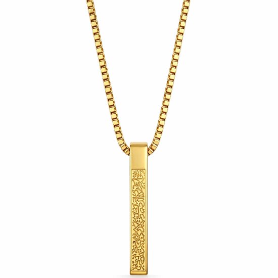 Gouden hanger met Arabische tekst, aan een gouden ketting, op witte achtergrond.