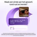 Een vrouw slaapt, draagt een activity tracker en krijgt slaapinzichten.
